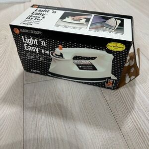 NEW- vintage black & decker light ‘n easy spray, steam and dry iron
